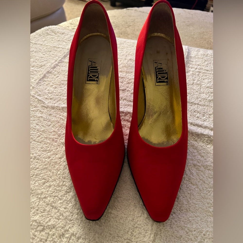 RED SATIN DELAMO TRISTAN PUMPS BY ALLURE SIZE 9 MEDIUM… EXCELLENT CONDITION…